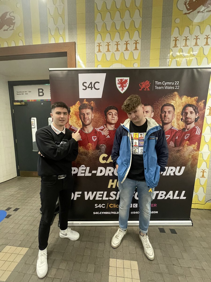 camsefyll's tweet photo. Diwrnod da hyd yn hyn yn y ‘Wal Goch Festival’ 🏴󠁧󠁢󠁷󠁬󠁳󠁿

Siawns i ddathlu hanes Pêl-Droed Cymru, a dishgwl mlân i’w ddyfodol hefyd 🤝

Diolch i’r lejands yn y @colegcymraeg am helpu ni i gyrraedd Wrexham heddi 🫡 https://t.co/Qwhxt5gEo1