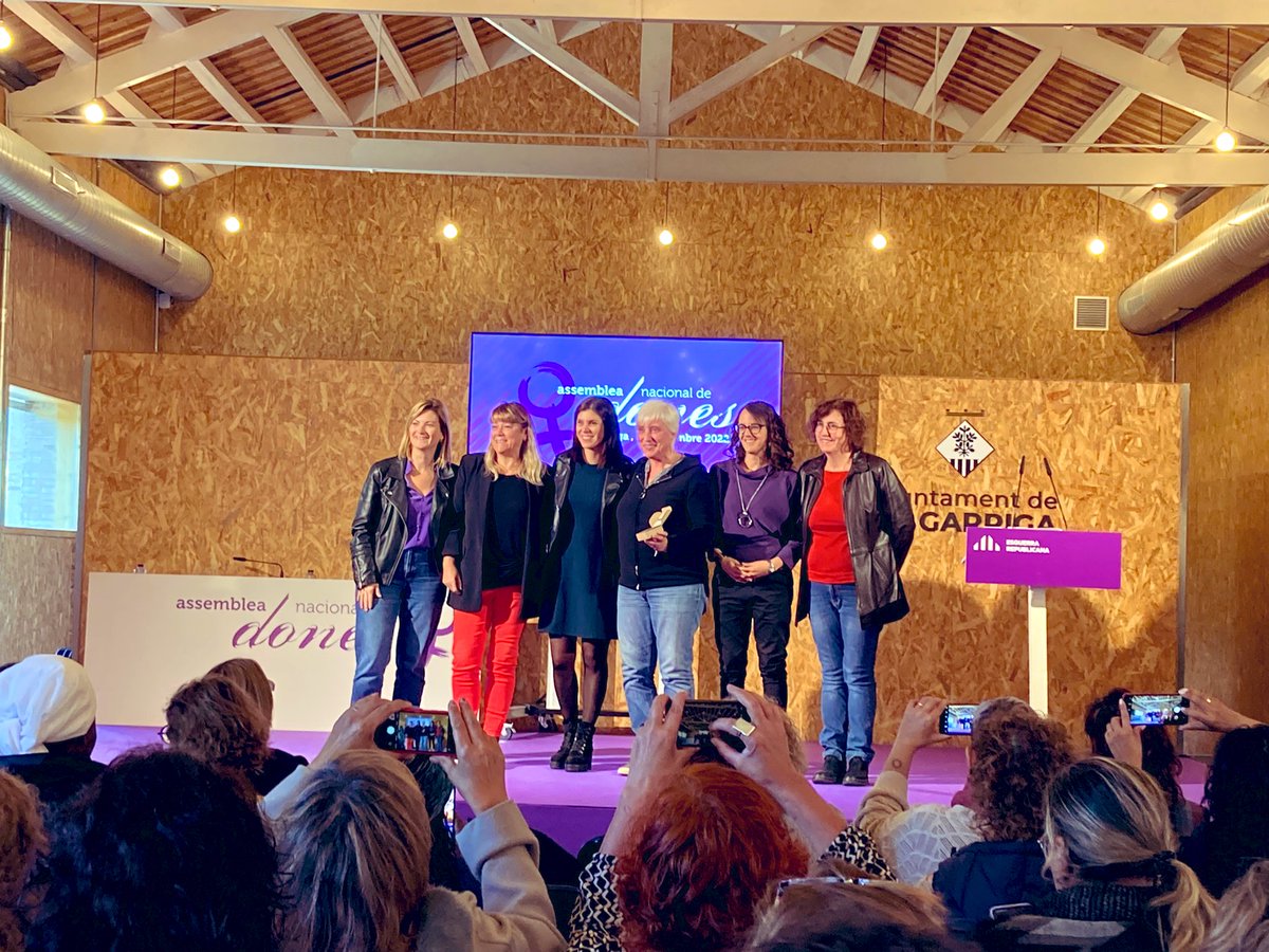 nuria_carbones's tweet photo. 🟣Gràcies #assembleadonesERC22, per la gran jornada d’avui 💪🏻. Hem pogut escoltar de primer mà, la vulneració dels drets humans que es produeixen a Iran…i també Andorra. També s’ha fet un reconeixement a les alcaldesses que van patir moció de censura. @ERCOsona @ERCTona https://t.co/P2s6Tjo4B4
