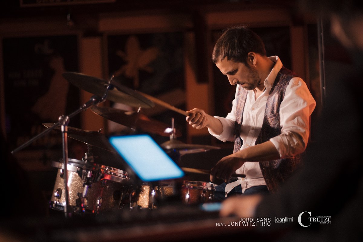 JoniWitzi's tweet photo. (1/2)

💥 L'altre dia vam viure una vetllada molt bonica al #JazzSalonC13 (#SalàsDePallars), i el @joanllimi ens va fer un fotoreportatge espectacular...

Cia. @JSans_ft_JWtrio 

Moltes gràcies @CTretzePirineus, #etsona_music_arts_projects i #BotiguesMuseuSalas!!! https://t.co/2VBDwBy8Zz