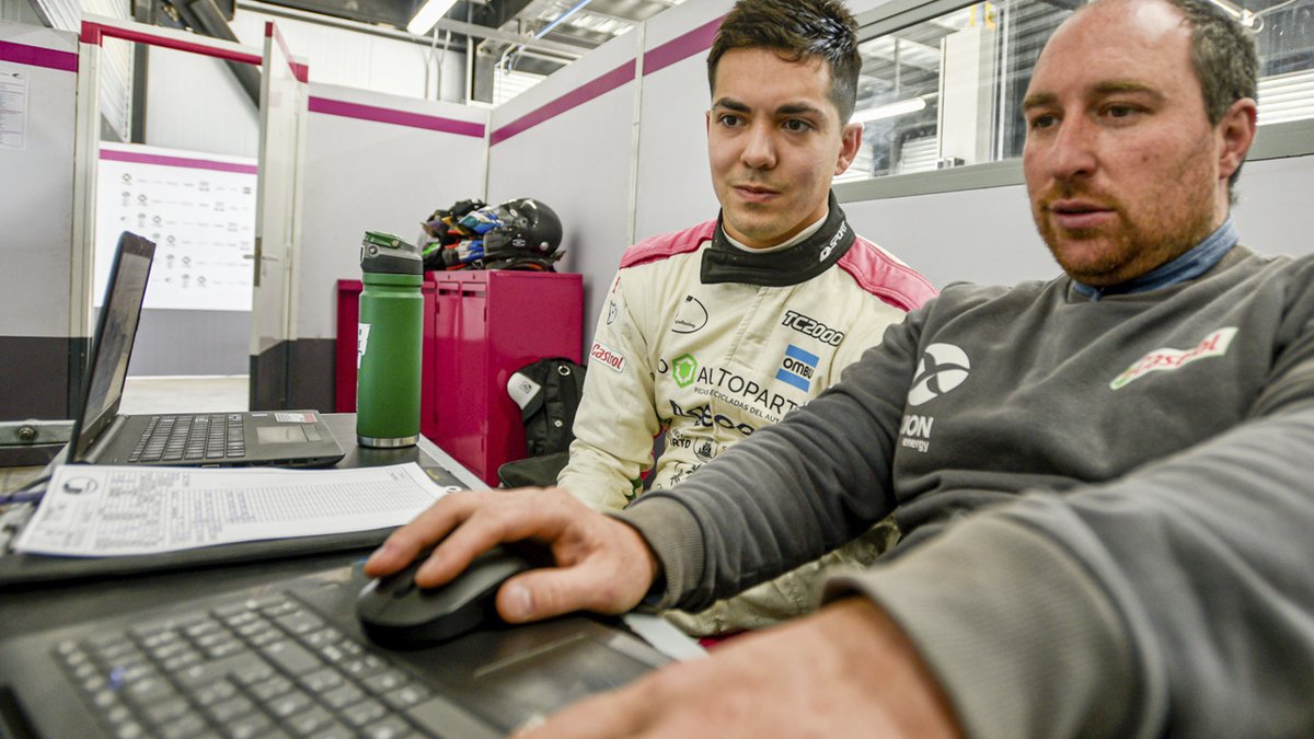 AsocCRenaultArg's tweet photo. Estos fueron los resultados de la última clasificación de la temporada para el #TC2000Series disputada en el @Autodromocdu 

P04  @ignamontenegro 
⏱ 1m30s582

P06 Felipe Barrios Bustos
⏱ 1m30s877

P08 @FacuMarques
⏱ 1m30s998

P11 @ChrisRomero04 
⏱ 1m31s620 https://t.co/ckk7Mjj2wE