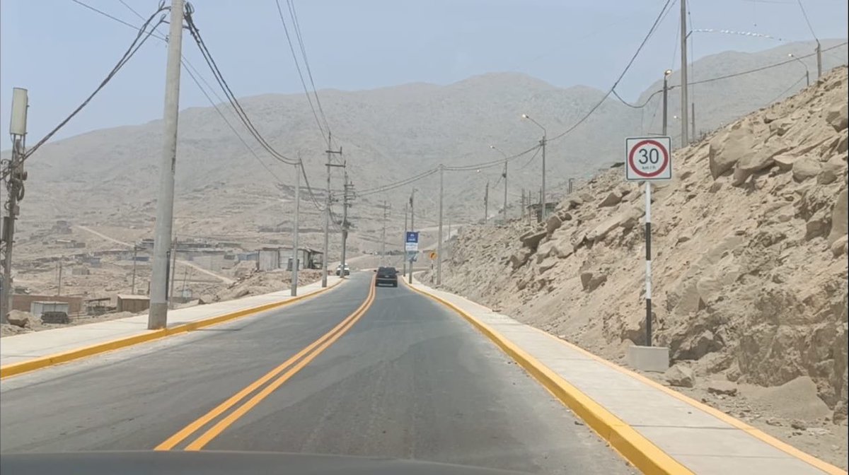 dafairlie's tweet image. Sobre la nueva vía “Pasamayito” lo 1° que puedo comentar es que ponerle velocidad máxima de 30km/h a lo que esencialmente es una CARRETERA es hacer trampa para no tener que aplicar normas de diseño y seguridad vial.
p.e: No poner bermas y poner los postes pegados a la calzada.