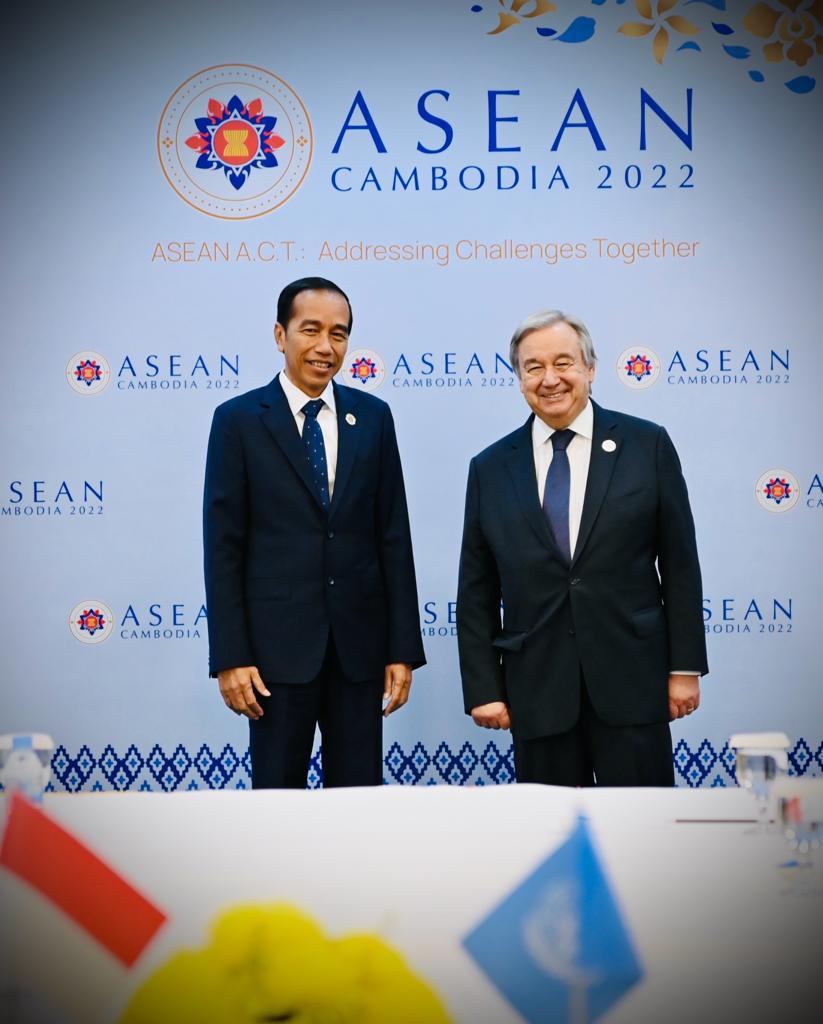 jokowi's tweet photo. Pertemuan bilateral dengan Sekjen PBB Antonio Guterres di sela penyelenggaraan KTT ASEAN di Phnom Penh, hari ini.

Terima kasih atas dukungan PBB sepanjang presidensi G20 Indonesia, juga atas konfirmasi kehadiran Sekjen PBB di KTT G20 Indonesia di Bali. https://t.co/VvBuPmVyHE