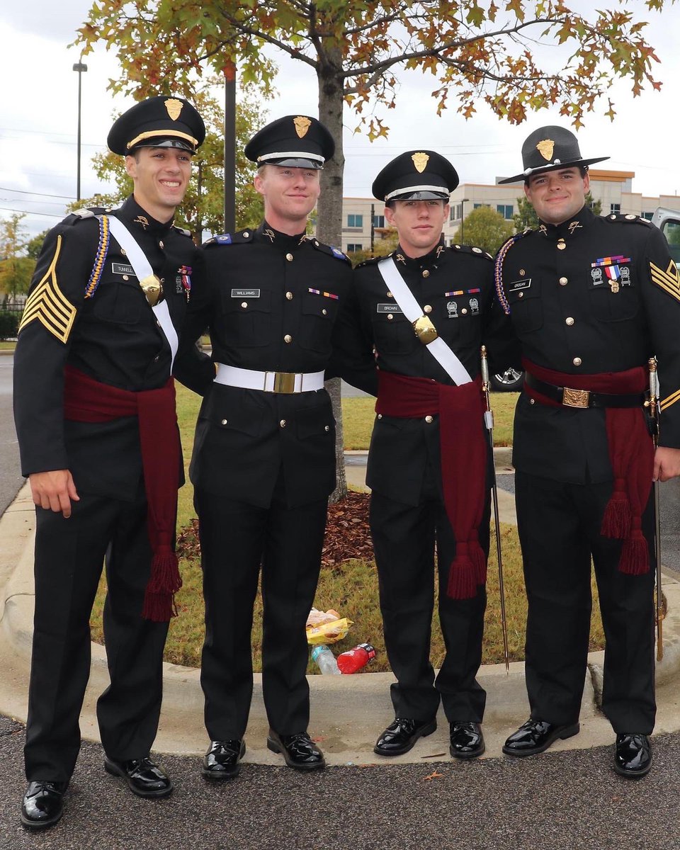 Cwilli1676's tweet photo. Current @MarionMilitary baseball players. And previous @Baseball_Pats players, honoring our Veterans at the Birmingham 75th Annual Veterans Day Parade. 🇺🇸@PayteW @maxgrogan11 @jc_tunnell @BraedenBrown21 https://t.co/O3cJQItWij