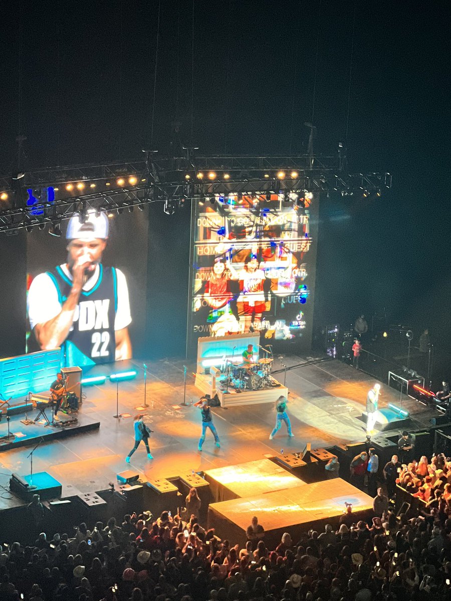 BaileyBabcock's tweet photo. Last night truly was the best time I’ve had at a concert. Walker puts on a great concert, and I can’t wait for the next tour. #gladyou’reheretour https://t.co/chAn0IxWJX