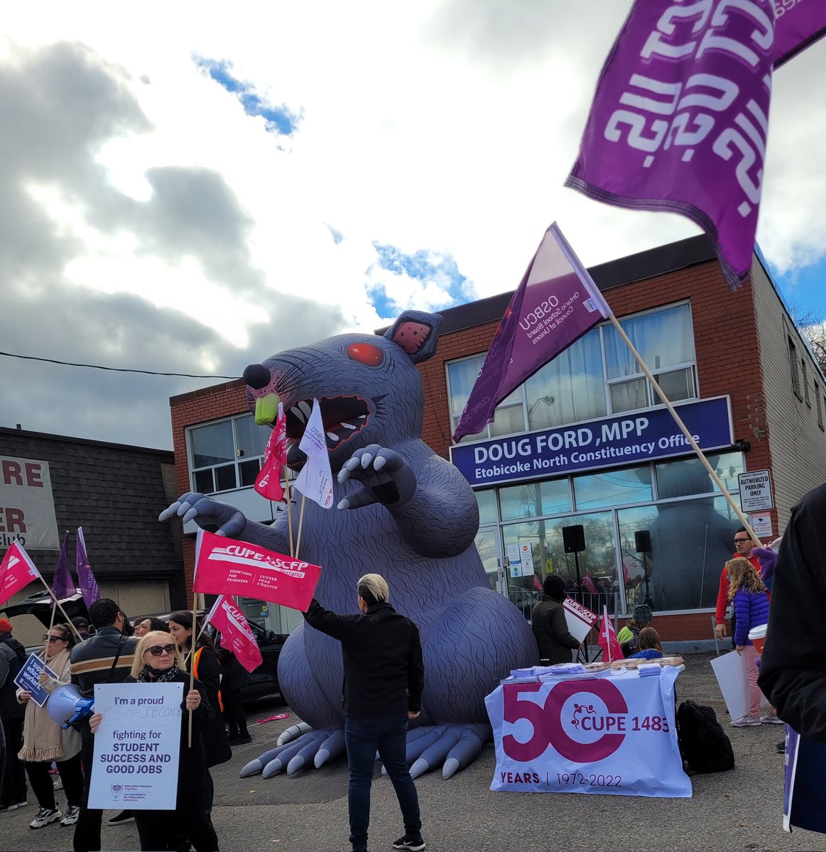 Outside Ford's office. #IStandWithCUPE #39kIsNotEnough @ElemTeachersTO