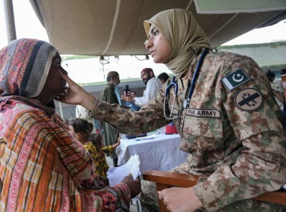 جب سکو ل میں بچے کی رپورٹ کلھتے ہیں یا کسی سرکاری ملازم کی سالانہ رپورٹ لکھی جاتی ہے تو ۱۲-۱۳ پہلوؤں پر غور ھوتا ھے-جب فوج کی کارکرگی دیکھتے ہو  تو دفاع ، سیلاب، زلزلہ، دہشت گردی کے خلاف کامیابیاں، سڑکیں ، تعلیم، ہسپتال ، ایک لمبی لسٹ ھے ، یاد رکھو نہ پلیز- #Bajwa #PakistanArmy