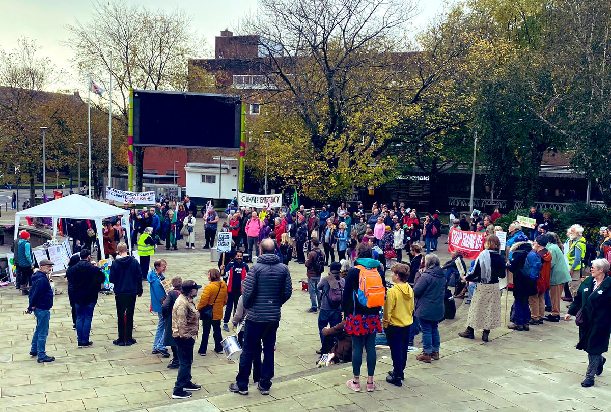 Sioned_W's tweet photo. 🌍I spoke at the Swansea March for #ClimateJustice today as a part of the #COP27 Day of Action. 

💪Good to see so many activists coming together to demand more action, including #Swansea @Plaid_Cymru members. 

💚Excellent speech by @elena_puw @Urdd Member of @SeneddIeuenctid🏴󠁧󠁢󠁷󠁬󠁳󠁿 https://t.co/fjzoJ0Ccy9