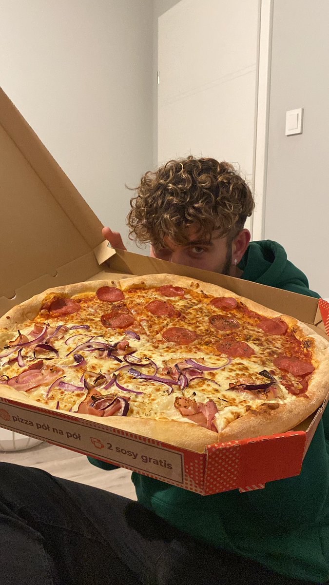 koondzioox3's tweet photo. #pizza i #TheSims4 - wieczór idealny 🍂🌜 https://t.co/tOMvfXkiAF