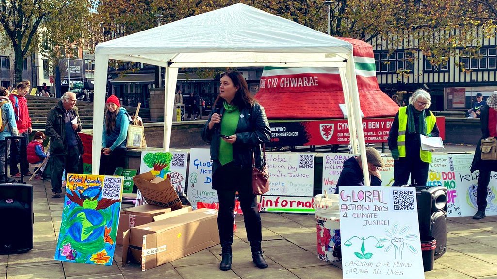 Sioned_W's tweet photo. 🌍 Siaradais yng Ngorymdaith Abertawe dros Gyfiawnder Hinsawdd heddi fel rhan o Ddiwrnod Gweithredu #COP27

💪 Gwych gweld cymaint o ymgyrchwyr yn dod at ei gilydd, gan gynnwys aelodau #Abertawe @Plaid_Cymru

💚 Araith ardderchog gan @elena_puw, Aelod @Urdd @SeneddIeuenctid 🏴󠁧󠁢󠁷󠁬󠁳󠁿 https://t.co/ZjRtgx3pcn
