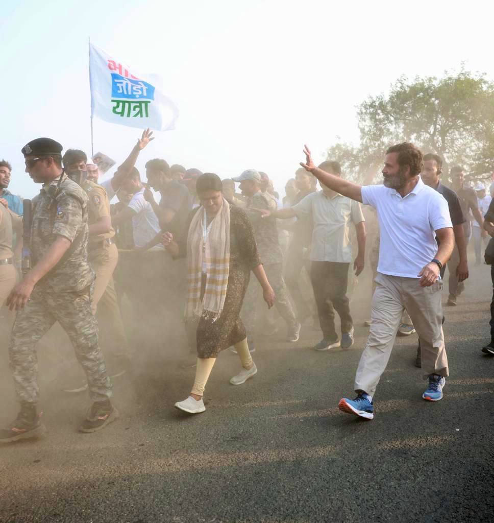 चाहे बारिश हो या ऑंधी
नहीं रुकेगा राहुल गॉंधी।