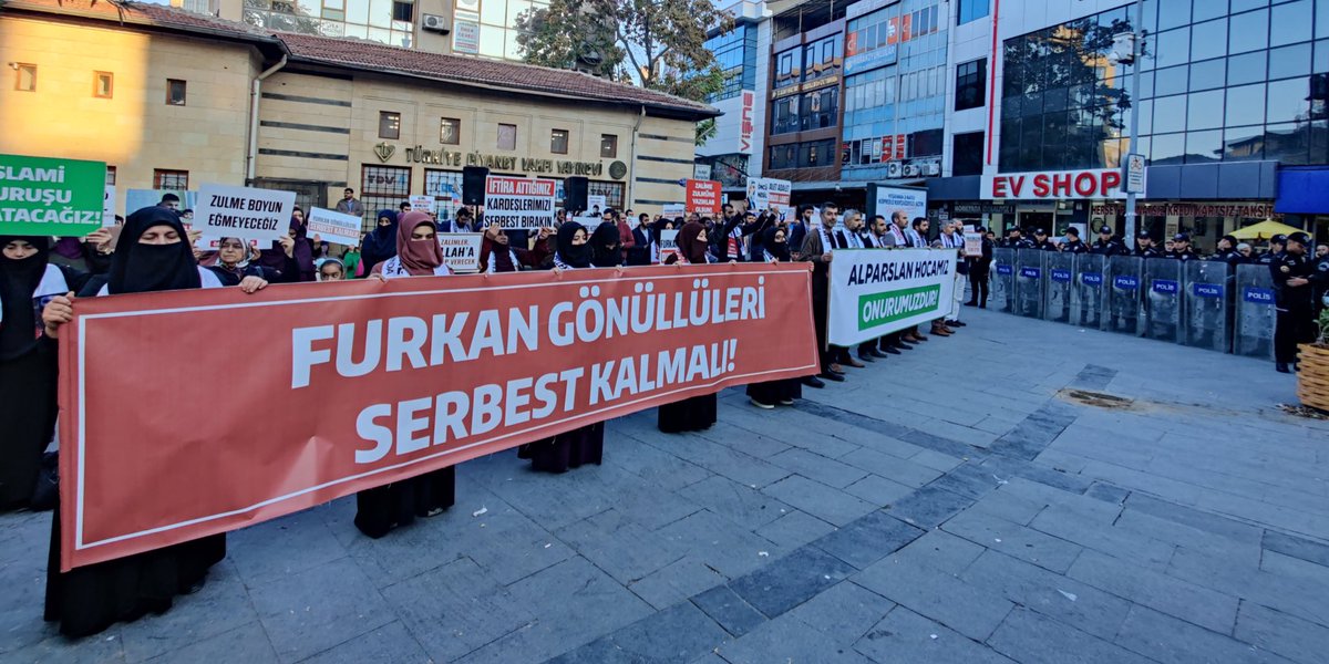 furkanhareketi's tweet photo. Sistematik Zulümlere Karşı Direnişimiz Devam Ediyor!

Furkan Hareketi mensupları olarak  yapılan sistematik zulümleri ve haksız tutuklamaları bir kez daha kınamak için #BasınAçıklaması gerçekleştirdik.

📍Gaziantep / Balıklı Park Meydanı

#AlparslanHocayaÖzgürlük https://t.co/Dj6EMlfwUf