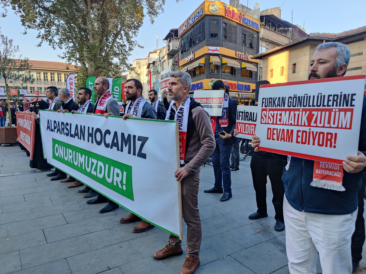 furkanhareketi's tweet photo. Sistematik Zulümlere Karşı Direnişimiz Devam Ediyor!

Furkan Hareketi mensupları olarak  yapılan sistematik zulümleri ve haksız tutuklamaları bir kez daha kınamak için #BasınAçıklaması gerçekleştirdik.

📍Gaziantep / Balıklı Park Meydanı

#AlparslanHocayaÖzgürlük https://t.co/Dj6EMlfwUf