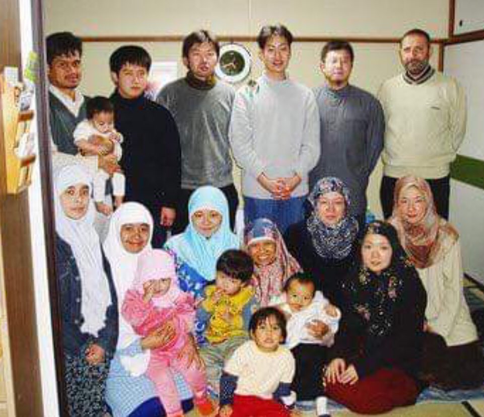 HalalNation_'s tweet image. Entire Japanese family embraces Islam ❤️🇯🇵