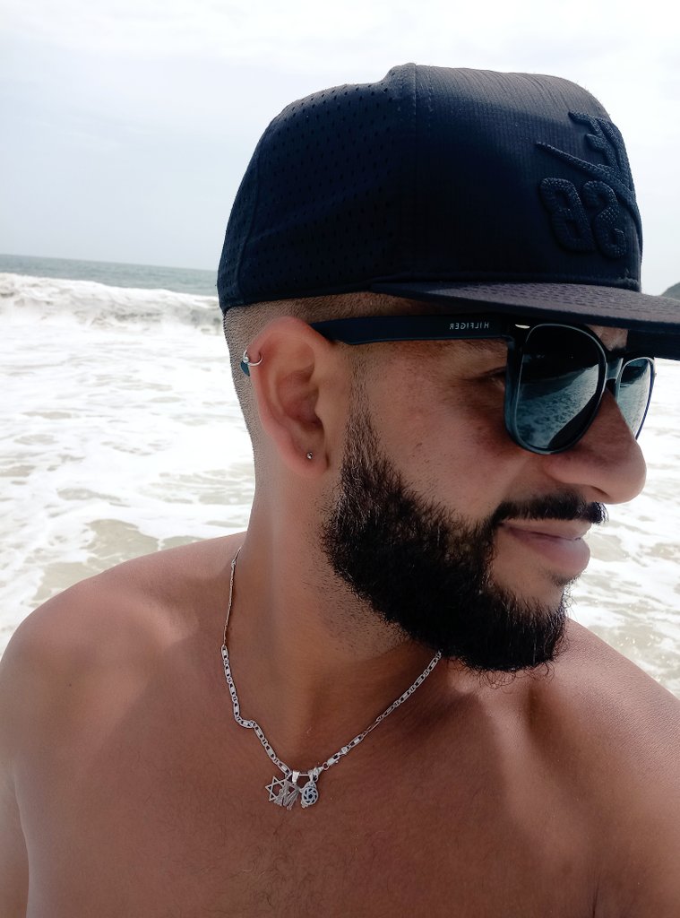 mostrogy's tweet photo. Dónde Sientas Paz y Felicidad Alli Será...! 🦈☀️😎 https://t.co/ksWgeZfFXI
