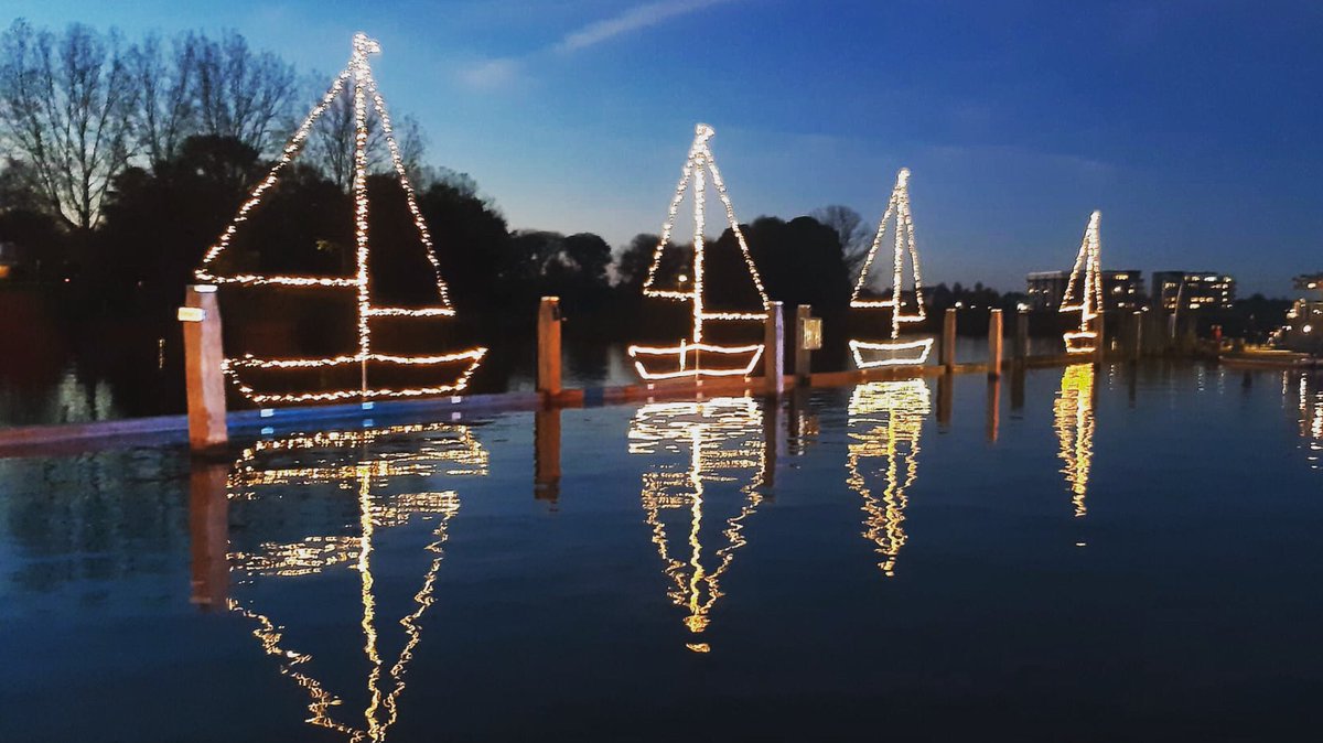 Onze vrijwilligers zijn de afgelopen week druk geweest om er weer een mooi winterplaatje neer te zetten in de haven van #hardenberg, komt u ook even een keer kijken? #haven #winter #vechtdal #overijssel #vechtvaren