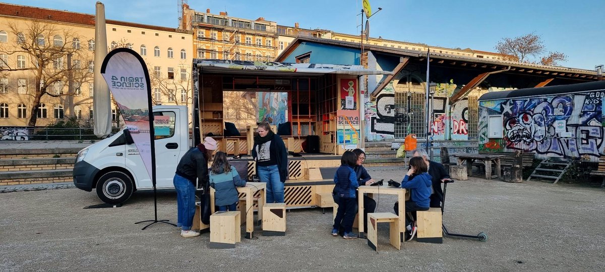 train4science's tweet photo. Bestes Wetter, tolle Kulisse und eine Menge fröhliche Spieler:innen - das war der Tag im #GörlitzerPark mit #TRAIN4Science im und am #HumboldtSatellit. Gleich geht es weiter in die @neukoellneroper! @ktstiftung @HumboldtUni @anschlaege_de https://t.co/YLp34cuLFj