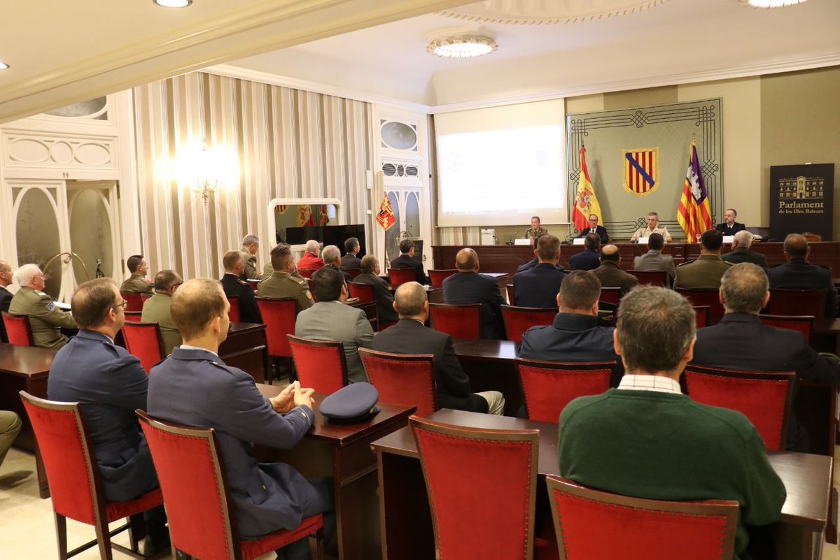 COMGEBAL_ET's tweet photo. El general Jefe de #COMGEBAL inaugura, junto con el vicepresidente del @ParlamentIB, las V Jornadas de Reservistas Voluntarios de Baleares organizada por @ARIBAL_RV 
@MCANA_ET @EjercitoTierra https://t.co/b1Qik4Iswg