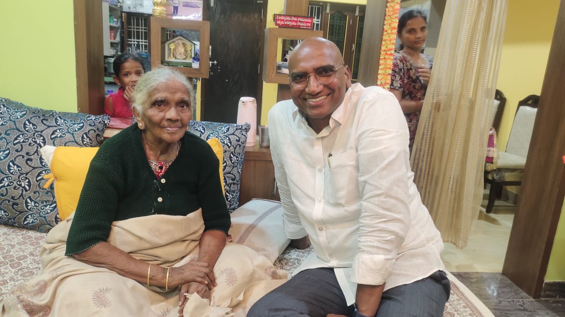 NAkulapally's tweet photo. తన తల్లి ప్రేమమ్మ గారితో మన నాయకుడు RSP గారు. @RSPraveenSwaero @BSPYatra @BITCELL_BSP @BSPTelangaana @AnandAkash_BSP @Swaerossu https://t.co/VnlRURFwFY