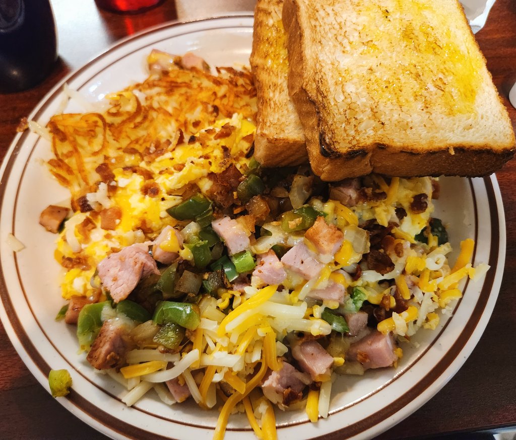 Eating at diners makes me feel like I'm in a movie. The waitress calling me sweetie and offering endless coffee refills, the tatted cook, the wholesome food. Immaculate vibes.