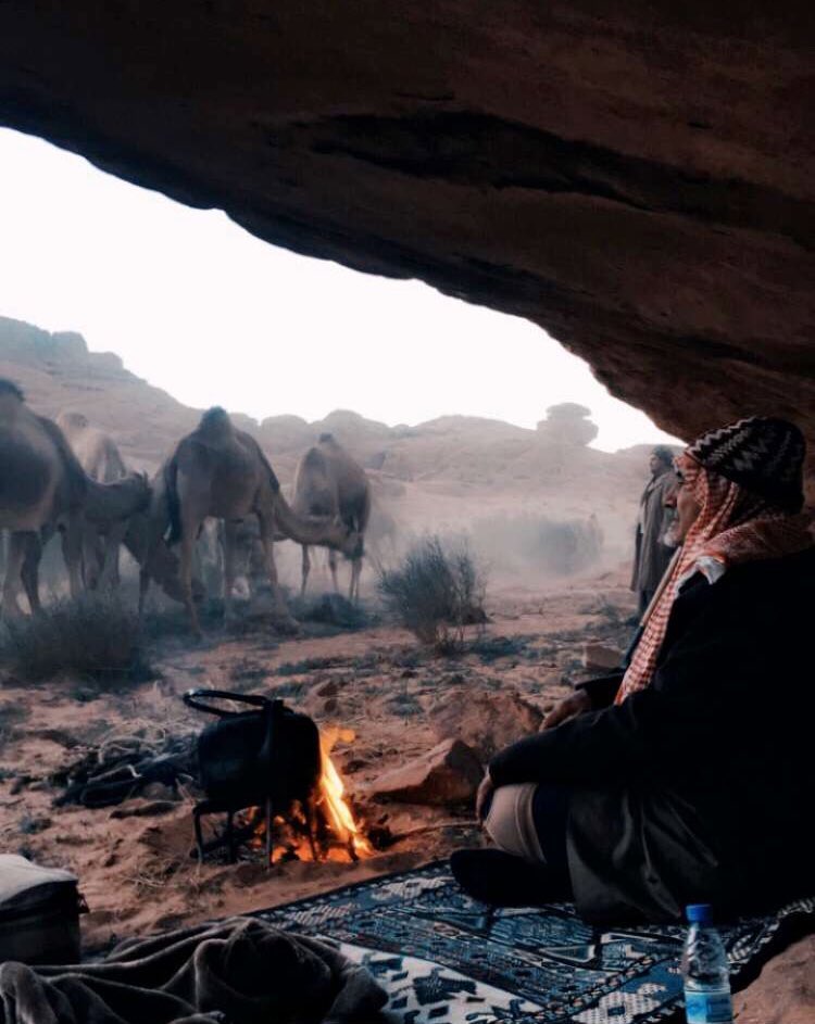 أشبعوا شوفكم من (ناطحات) السحاب 
واتركوني بمرتع (ناطحات) الجموع

بين "جرد" الهضاب وبين "جرد" الرِقاب
والله اني من الدنيا واهلها قنوع !