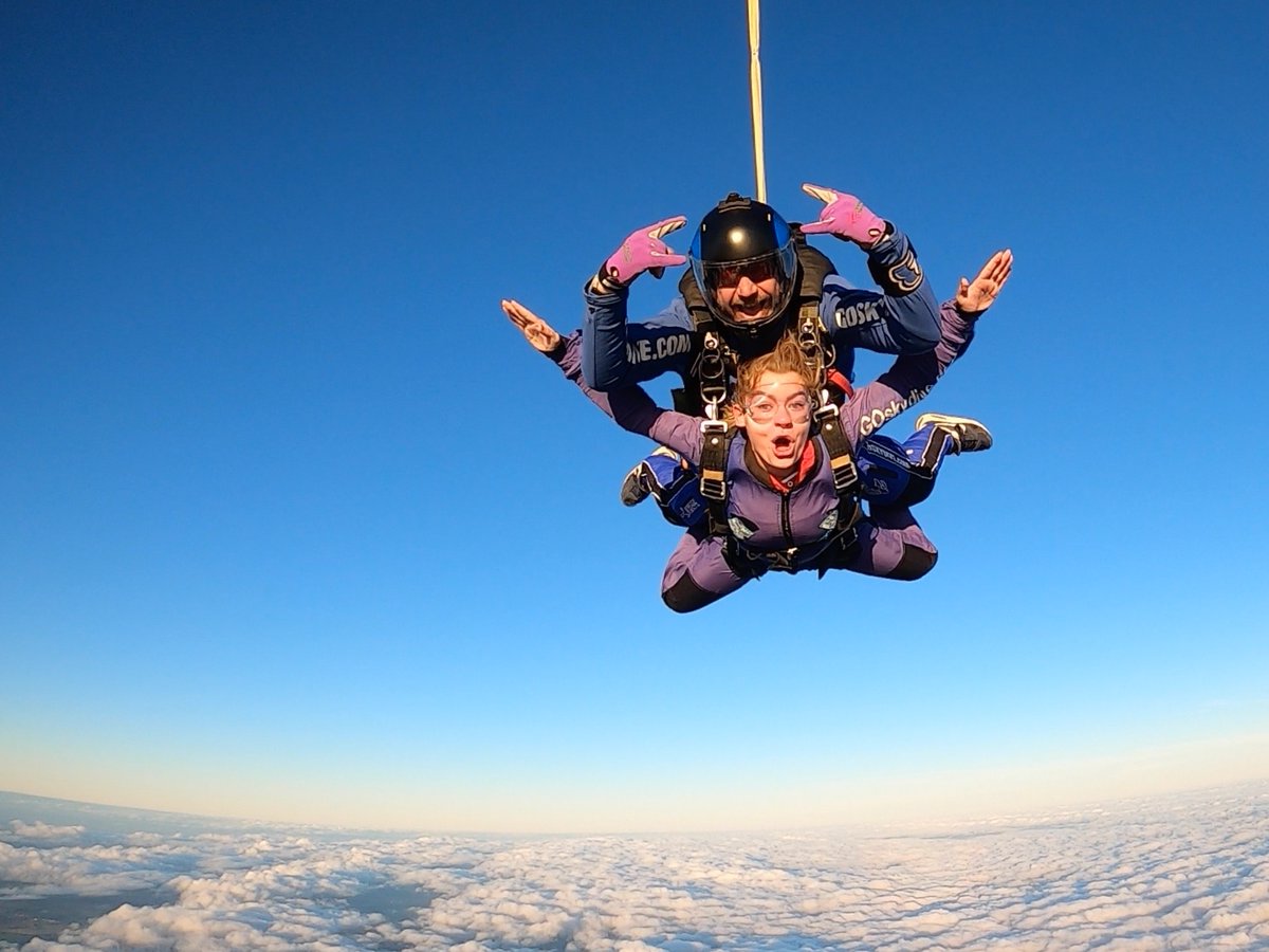 GoSkydiveUK's tweet photo. GoSkydive Hit '10,000 Tandems in 2022' Milestone! 🪂
Yesterday with #goldenhour approaching the #GoSkydive Team hit a golden milestone.
An amazing achievement to have jumped 10,000 tandems during 2022 and we couldn't have done it without you! https://t.co/6sb9n5VZQk