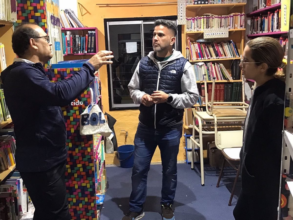 MametPablo's tweet photo. Visitamos la biblioteca popular José Hernández y charlamos con su presidente, Bartolomé. Hacen un enorme trabajo para llevar la cultura al barrio 🫶🏻 #trelew #quierotrelew https://t.co/d2GhITAFOA