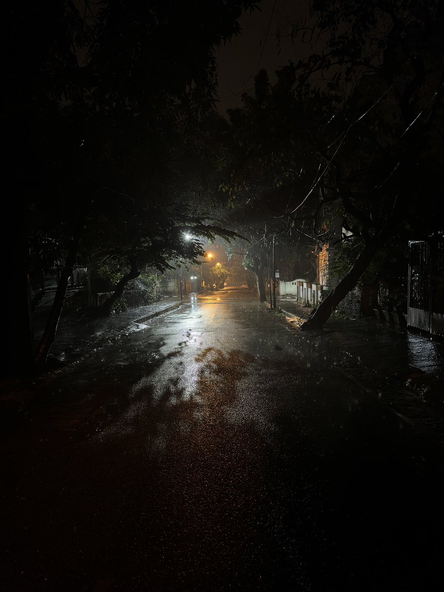 beingarvindns's tweet photo. On a rainy ☔️ Saturday evening in Namma Bengaluru! #shotoniphone #raw #unedited #photography #iPhone14Pro #Apple @Apple https://t.co/zmXqEeUwRT