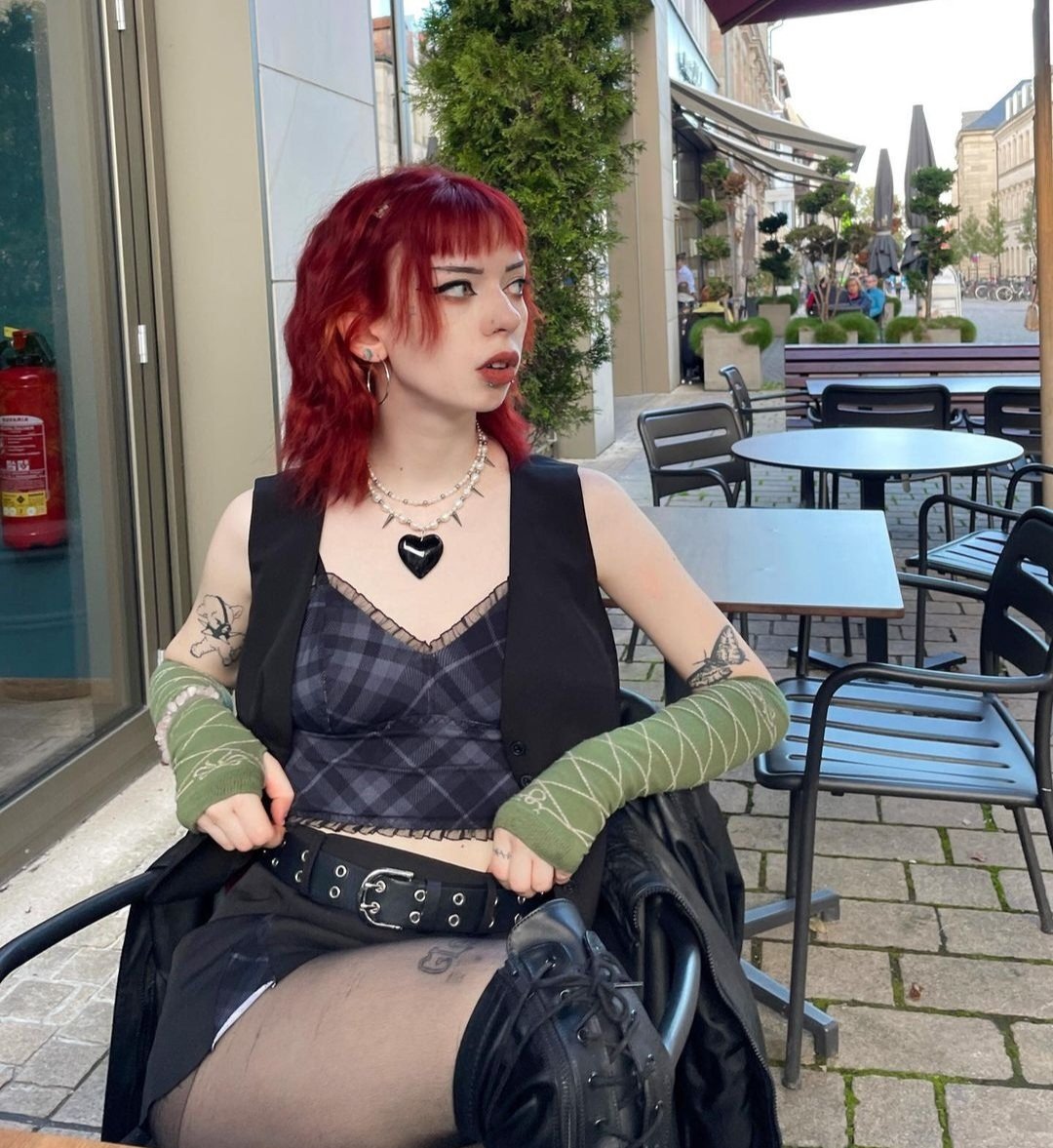 spookigorl's tweet photo. POV: You showed up for a blind date and she's 6'6" with a bad attitude https://t.co/vfKpemwAtQ