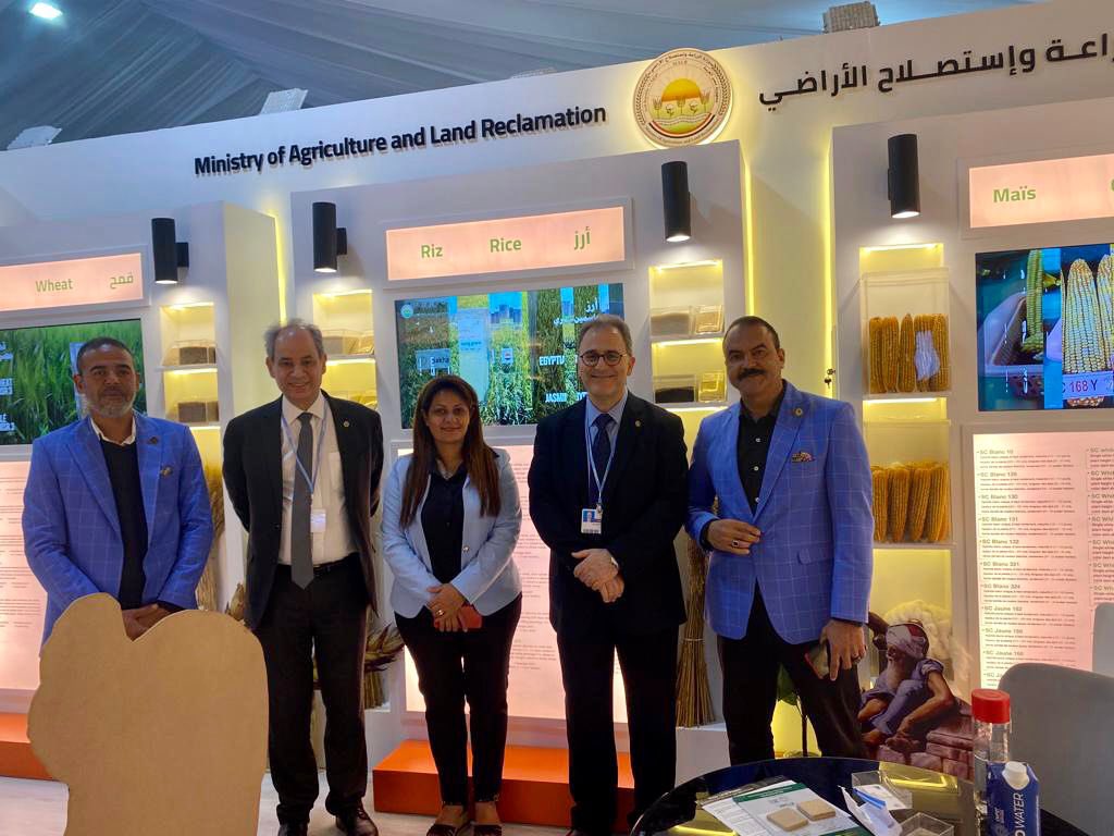I visited the Ministry of Agriculture’s pavilion. Learned more about the great work the Ministry &amp; research centers are doing to develop #ClimateResilient crops that can withstand high temperatures &amp; need small amounts of irrigation water. #COP27