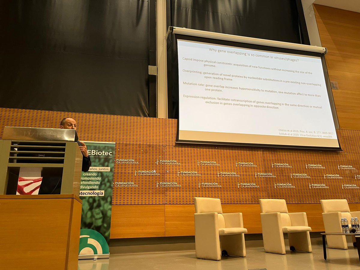 Esta mañana, Iñigo Lasa <a href="/lasa_lab/">Lasa_Lab</a> de <a href="/navarrabiomed/">Navarrabiomed</a> nos ha introducido la transcripción solapante 🧫