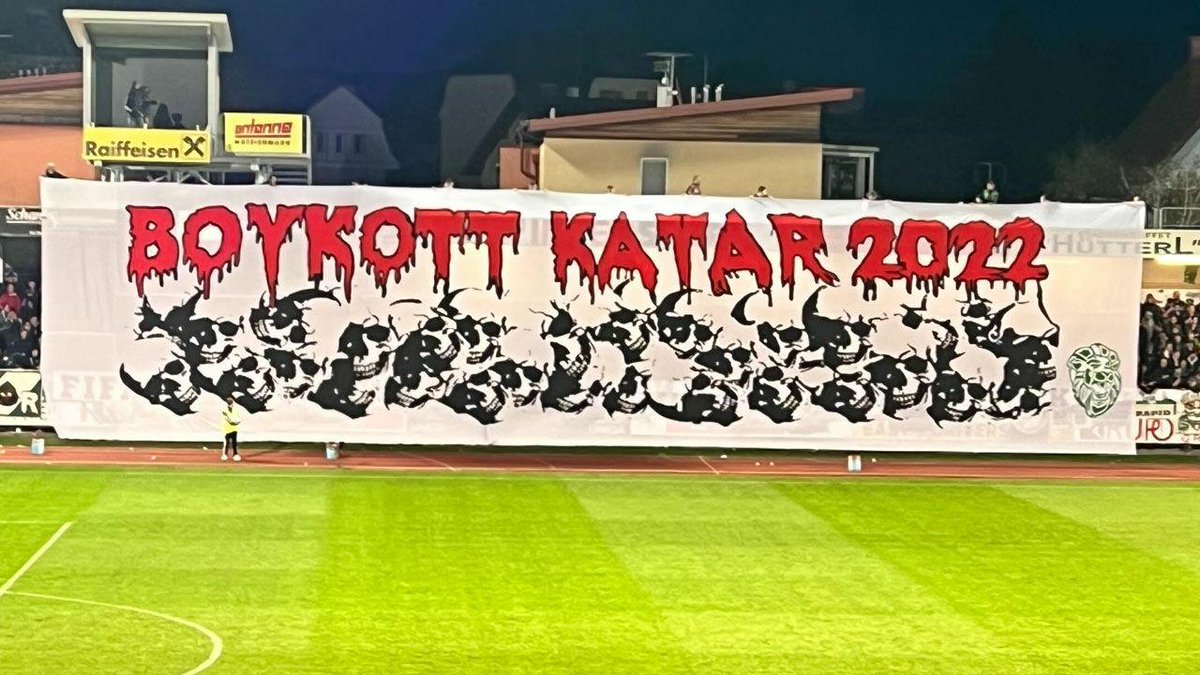 LAOLA1_at's tweet photo. Transparent: Rapid-Fans fordern Boykott der WM 2022 in Katar https://t.co/xsiX8okClE https://t.co/iBBNcupQyc