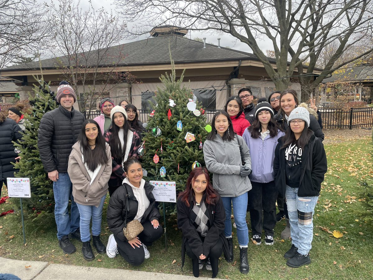 NHS did a great decorating our tree at Brookfield Zoo! We spent Monday’s meeting making ornaments together 🎄🎄🎄
