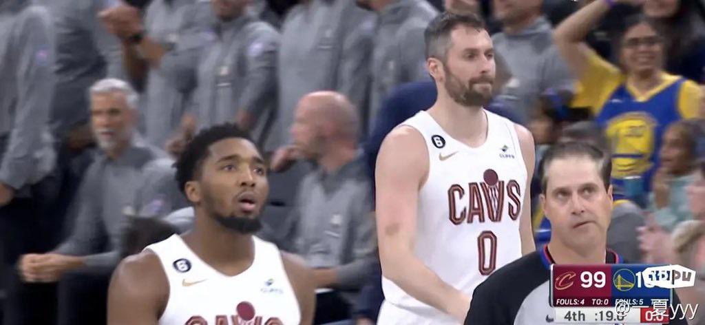 Steph hits the dagger and who is the most disappointed person in this photo?