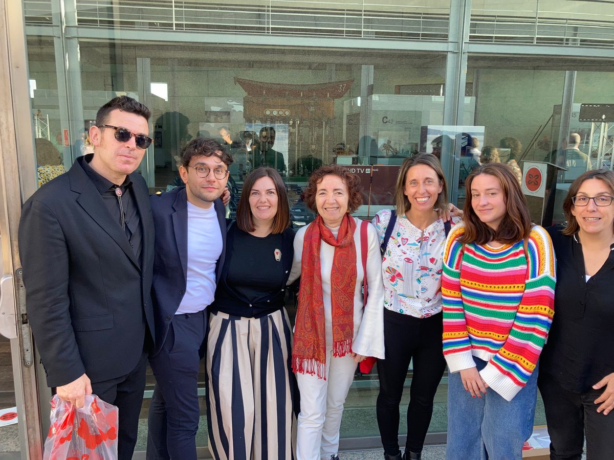 Aquí #roga nos premios <a href="/Xerais/">Xerais</a> <a href="/Loisperezdiaz/">Lois Pérez</a> <a href="/ismaelramos_/">Ismael Ramos</a> <a href="/LediciaCostas/">Ledicia Costas</a> <a href="/MarilarAleix/">Marilar Aleixandre</a> <a href="/RosaAneiros/">Rosa Aneiros</a> <a href="/bertadavila/">Berta Dávila 🐋</a> <a href="/evamejuto/">a evamejuto</a> Celebrando a literatura!