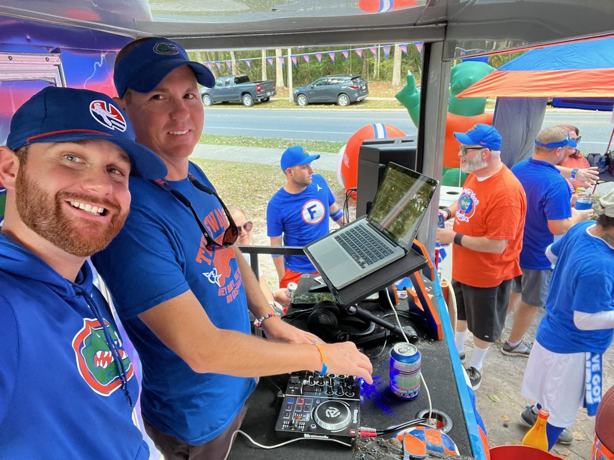 HarmonicWoodsTG's tweet photo. If you're not tailgating you need to reevaluate your priorities... #BeatUSCe @J_stas93 https://t.co/0S5H9QtpWJ