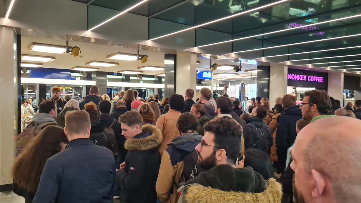 texmurphy1968's tweet photo. @NS_online en dan deze ellende om überhaupt het station weer uít te komen. Not your first Glow rodeo, is it? 🤔 https://t.co/Sp2m0DParQ
