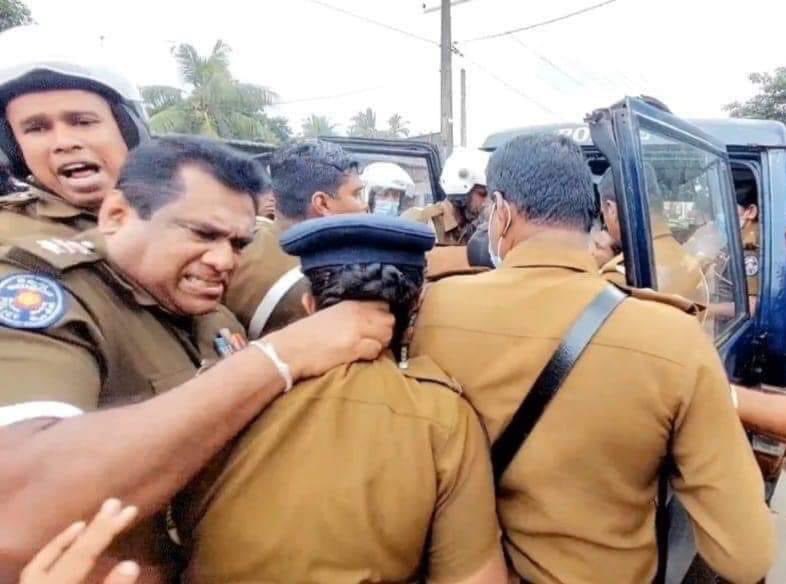 Thedmdvbd's tweet image. නිකමට හිතපං... මුන්ගෙ ගෙදර ගෑණු කොහොම ඉන්නවා ඇතිද? 😖

#lka #SriLanka