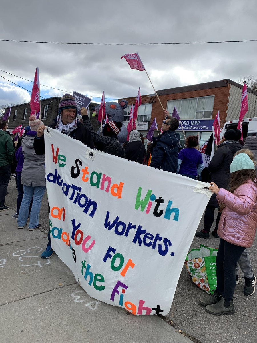 At Ford’s constituency office. We stand with Education Workers!! Thank you for leading the fight! 💜 🔥 🌹 #39KIsNotEnough @osbcucscso