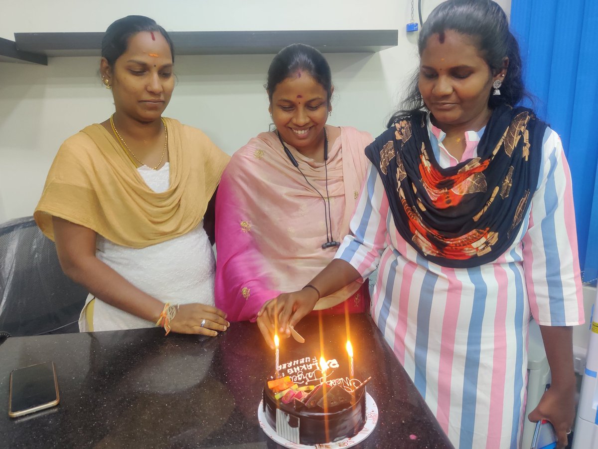 Fuehrer_fintech's tweet photo. Celebration At office 💐🎂🎂
Weekly target achieved 25 Lakhs 🙏
"Team topper" Employee of the week congrats to veronica 💐🙏 @IDBI_Bank @AxisBank @ICICIBank #employeeofweek #target #Celebration #teamwork #success #banking #dsa #betterrate #qualityservices https://t.co/iq8CdazSZK