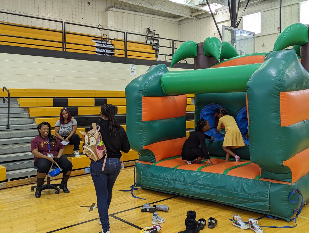 First Annual <a href="/AAS_HCS/">Academy for Advanced Studies</a> Fall Festival off to a great start! #EmpowerTomorrow <a href="/DLinnBwell/">うにゃ</a> <a href="/Toni_Collie/">Toni Collie</a> @shaykele78 @ctae_hcs <a href="/Carrie_marie3/">Carrie Edwards</a>