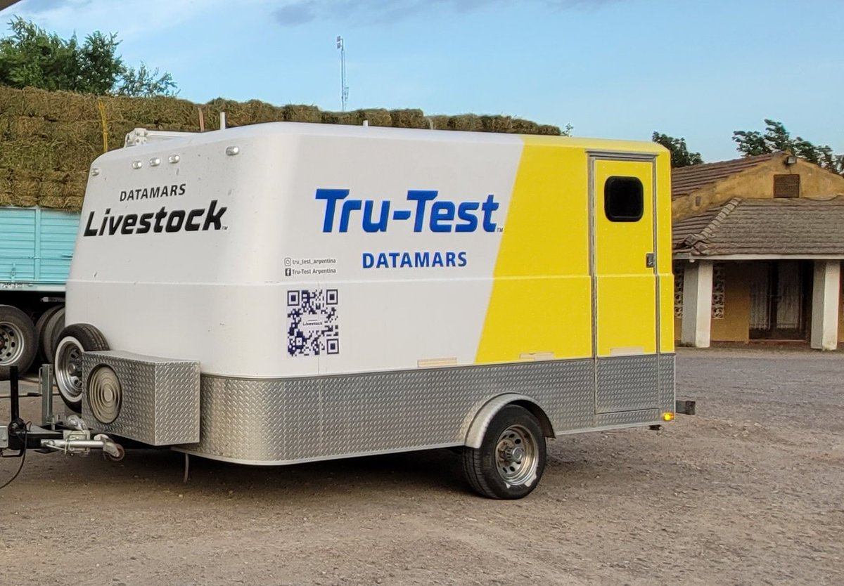 Ayer dejamos este trailer en la puerta de Almacén Veterinario (Alvear 695, SA de Areco). La marca es Monterrey, patente AE624GR.

Entre la 1 y las 7 AM algún amigo de lo ajeno se lo robó. Sí, INCREÍBLE. Aún con ese ploteo. Agradezco máxima difusión. Por favor dar RT!