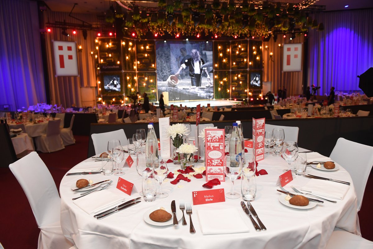 Prix Suisse - der rote Teppich ist eröffnet, die Show kann beginnen. Die Spannung steigt - was erwartet die geladenen Gäste im @KursaalBern. #awardnight #prixsuisse 

<a href="/Handelszeitung/">Handelszeitung</a>, <a href="/sonntagszeitung/">SonntagsZeitung</a>, <a href="/Sonntags_Blick/">SonntagsBlick</a>, <a href="/Blickch/">Blick</a>, <a href="/srfnews/">SRF News</a>