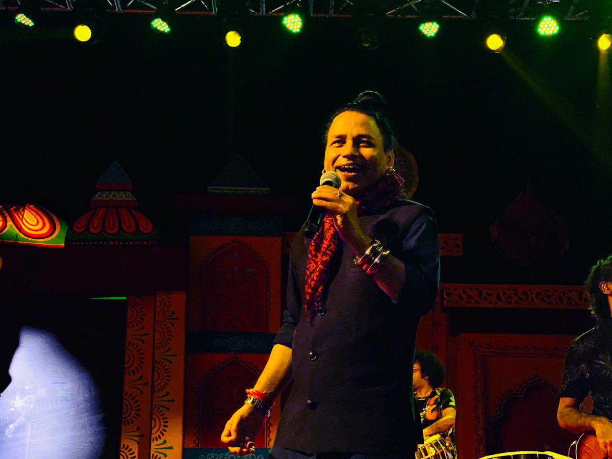Kailashkher's tweet photo. जय जगन्नाथ उड़ीसा. मंच से उतरना भी आसान नहीं था, कटक का इतना प्यार लेकर जाएँगे कैलासा..बहुत ही प्यारे  संगीत प्रेमी कटकवासी #BaliJatra2022 @bandkailasa बहुत दिव्य आनन्द आया बाली जात्रा महोत्सव में प्रस्तुति देकर॥ भगवान जगन्नाथ  का विशेष आशीर्वाद रहा॥ @learnwithkkala @damrooindia https://t.co/daYgisIZSu