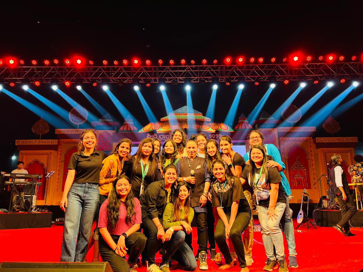 Kailashkher's tweet photo. जय जगन्नाथ उड़ीसा. मंच से उतरना भी आसान नहीं था, कटक का इतना प्यार लेकर जाएँगे कैलासा..बहुत ही प्यारे  संगीत प्रेमी कटकवासी #BaliJatra2022 @bandkailasa बहुत दिव्य आनन्द आया बाली जात्रा महोत्सव में प्रस्तुति देकर॥ भगवान जगन्नाथ  का विशेष आशीर्वाद रहा॥ @learnwithkkala @damrooindia https://t.co/daYgisIZSu