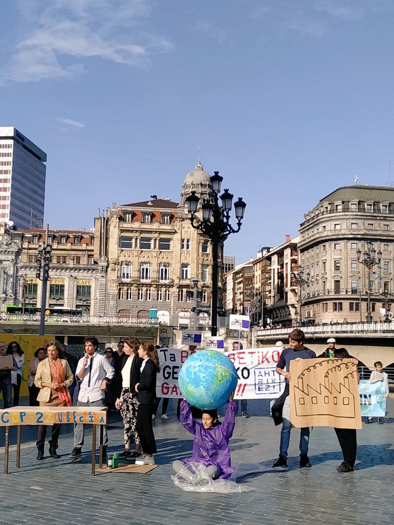 PodemosBilbao's tweet photo. Hoy hemos apoyado la convocatoria #12NxClima de @ecologistas y @AlianzaXClima para exigir que de la #COP27 salgan compromisos reales y efectivos para mitigar los efectos del #CambioClimatico #AccionYA #JusticiaClimaticaYEnergética https://t.co/aR802NtYjI