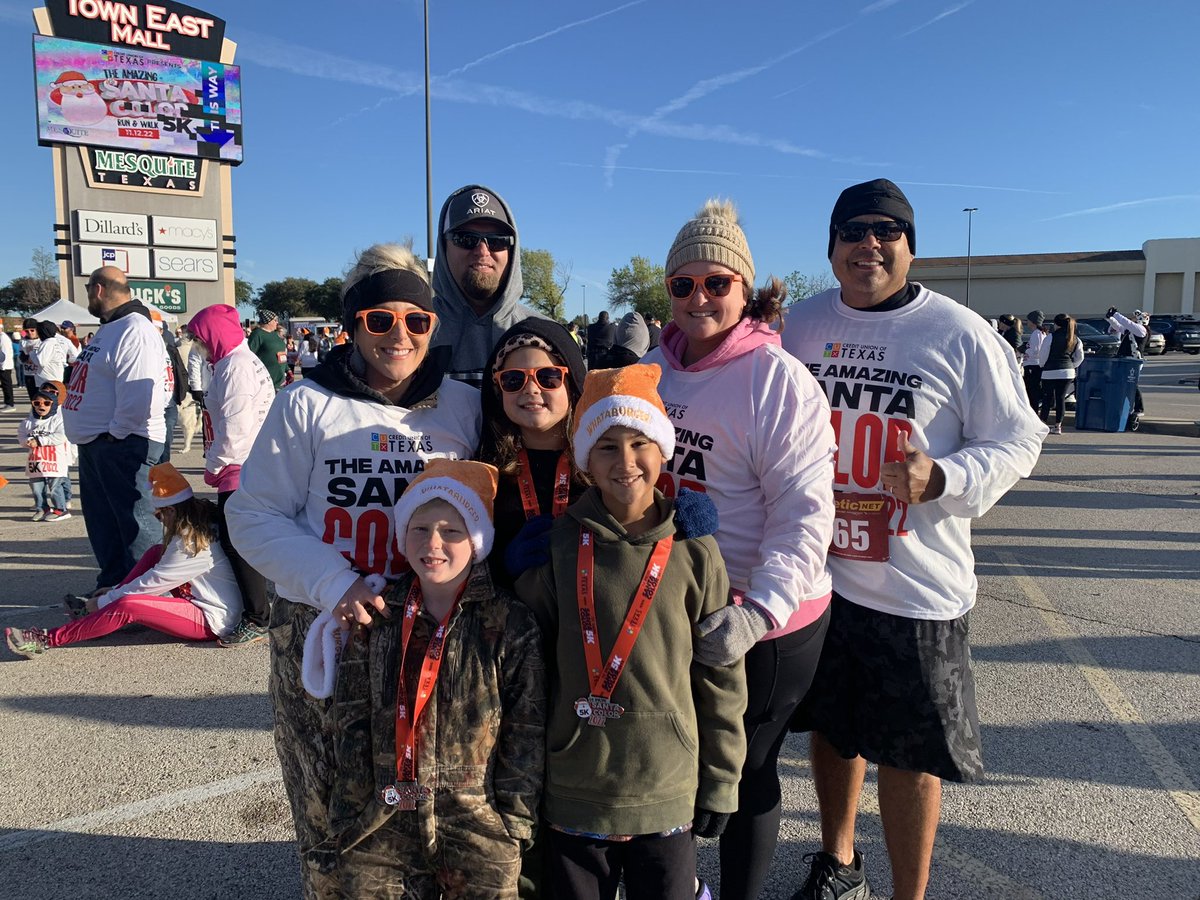 LockeKelly's tweet photo. 🎅🥶The @santacolor5k was a blast as usual! #4kids4tomorrow #Run4MISD @mesquiteisdtx https://t.co/Wxtx7cyXLG