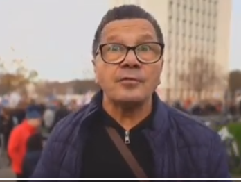 451_Grad_F's tweet photo. @FlugschuleE #ETVC.de hat einen ET, einen Außerirrdischen (wahrscheinlich vom Sternenhaufen Erich-H-88) aus der Demo herausgeholt, konnte ihn aber daran hindern seine ektoplasmische Gesichtsmaske abzustreifen, aber man kann vermuten, was dann zum Vorschein gekommen wäre! 👽🦑 https://t.co/gezd8bvrGX