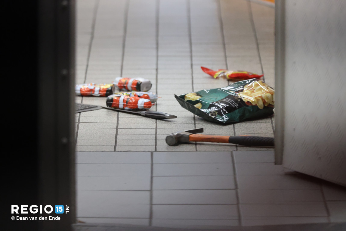 regio15's tweet photo. De eigenaar van de overvallen avondwinkel aan de #Heelsumstraat in #DenHaag heeft de overvallers weggejaagd met een hamer. Eén van de overvallers is geraakt en mogelijk gewond. https://t.co/fLE3CJGF1r