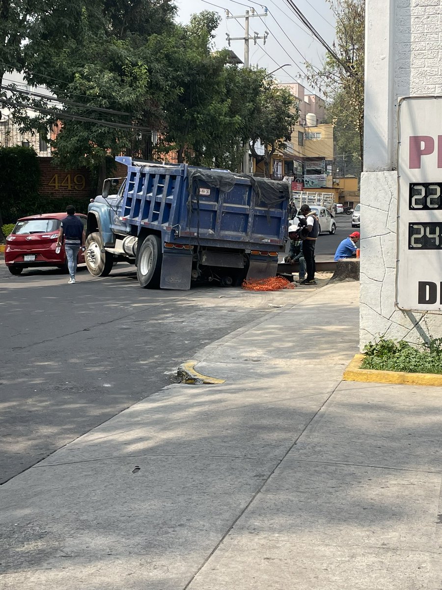 Después de sufrir meses por una fuga de agua que nunca fue bien tapada, quedarnos sin agua en la zona de arenal en Tepepan, hoy con ustedes!! Vengo a tapar por fin el hoyo con todo y el camión <a href="/TlalpanAl/">Alcaldía Tlalpan</a>