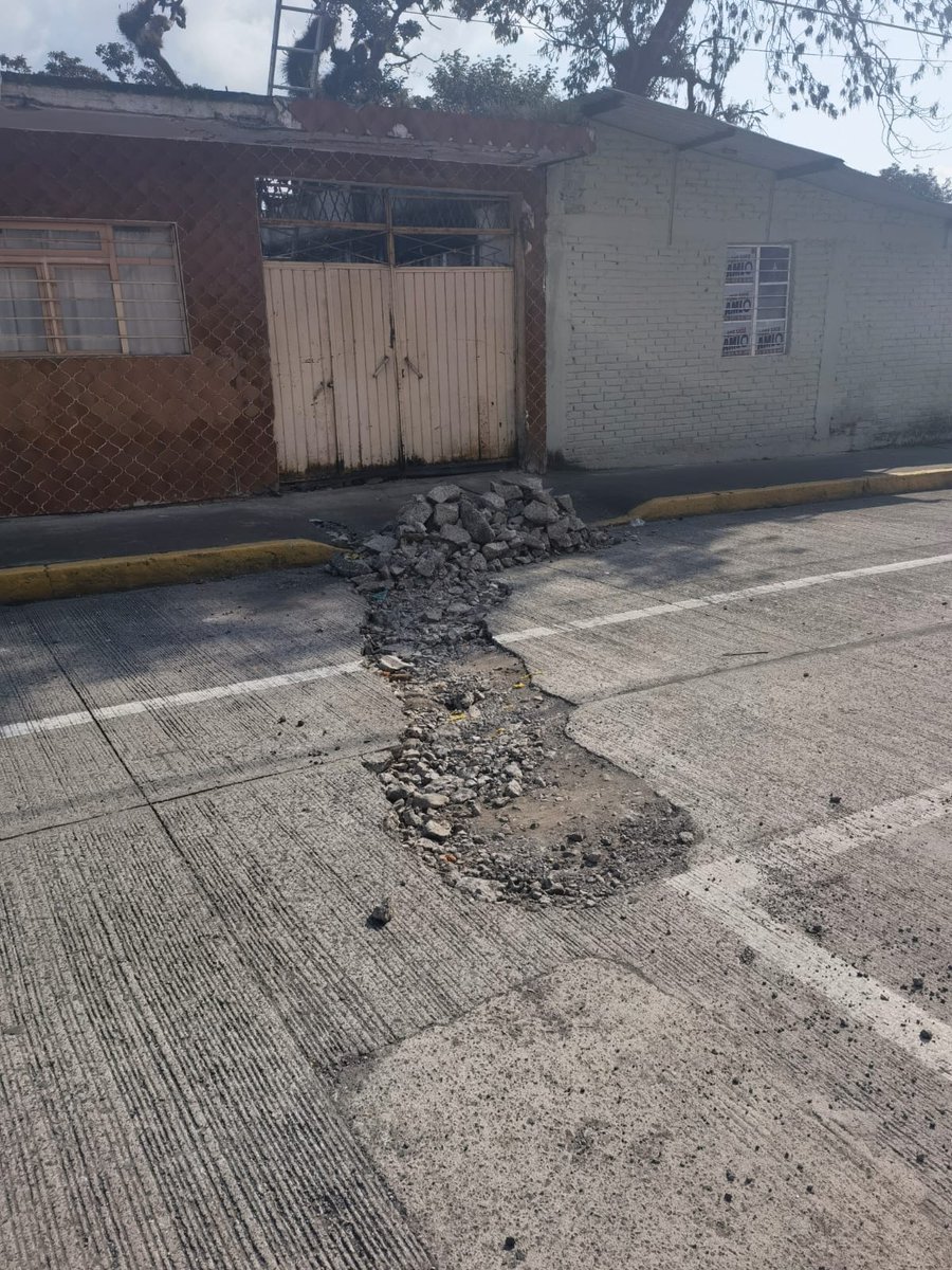 decroly33's tweet photo. @aytodeorizaba Lamentable lentitud de obras públicas para cerrar esta reparación, provoca potenciales accidentes. Hoy un auto estuvo a punto de impactar mi unidad al intentar evadir el hoyo. Tiene casi tres semanas en este estado. La calle es norte 5A, entre Poniente 26 y 28. https://t.co/eTMC7OBzWM